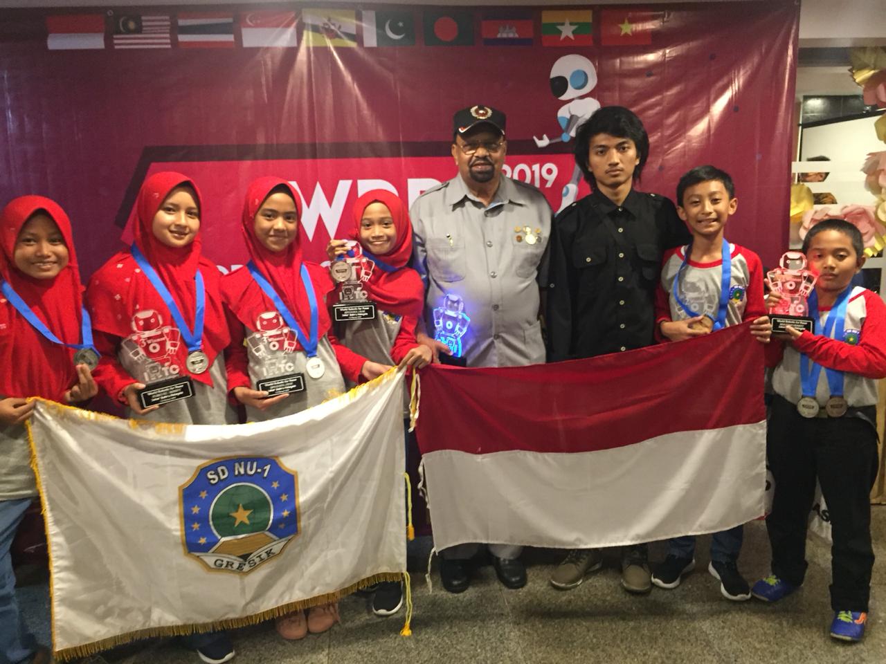 Pelajar SD NU 1 Trate Gresik Borong 7 Piala Pada Kontes Robot di Singapura dan Malaysia